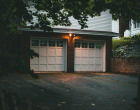 Instalación y mantenimiento de puertas automáticas en Huelva: Guía completa
